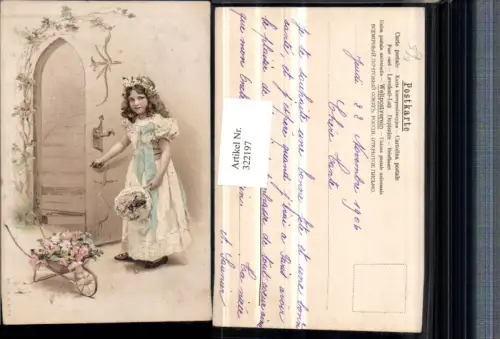 322197,Künstler AK Mädchen m. Blumenkranz Kleid Blumen Schubkarre Tür