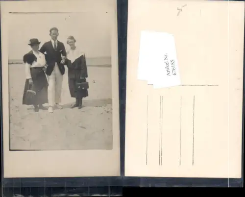 676185,Foto-AK Frauen Mann Hut Anzug Handtasche Strand Krawatte Mode