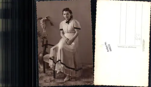 688232 Foto-AK Frau Kleid Mode Sessel Thonet Photograph Griessmann Meerane