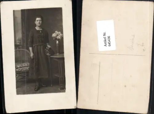 645436,Foto-AK Frau Handtasche Kleid Blumen Vase