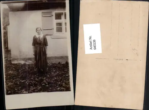 645539,Foto-AK Frau vor Haus Fenster