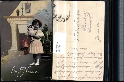 323265,Künstler AK Weihnachten Mädchen m. Puppe Weihnachtsbaum Kamin