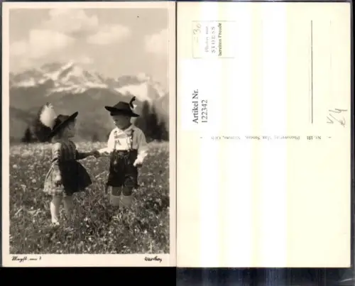 122342,Foto Ak Süsse Kinder i. Tracht Hut a. Blumenwiese v. Bergkulisse Magst mi pub Max Stoess 151
