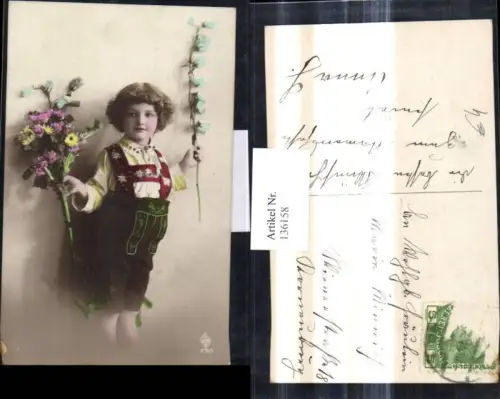 136158,Bub Junge i. Tracht Lederhose m. Blumen Blumenstrauß