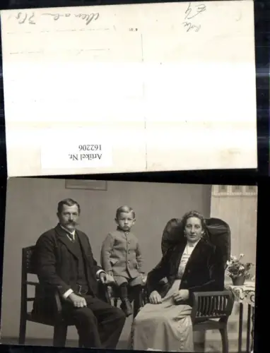 162206,Foto Ak Paar m. Kind Bub Junge Frau Tracht schwarzes Kopftuch z. Schwalbenschwanz gebunden