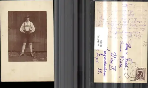 205564,Frau m. Pfeife Rauchen Tracht Lederhose