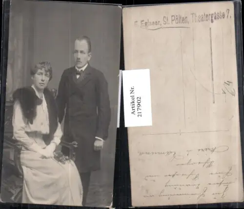 217902,Foto AK Frau m. Kleid Pelz Fuchs Blumenstrauß Mann m. Mantel pub F. Eglseer St Pölten