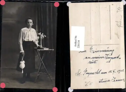 226134,St. Ruprecht Mädchen m. Rock Bluse Tisch Vase Blumen Buch