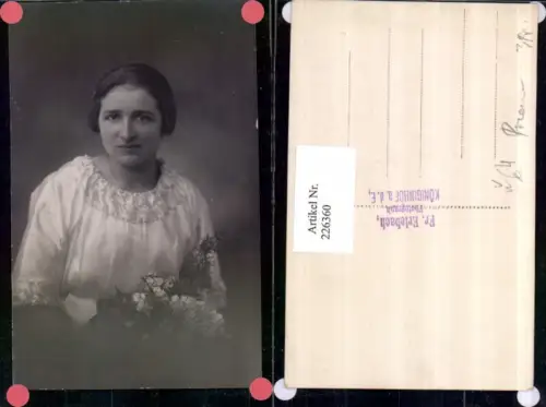 226360,Frau m. Blumenstrauß Blumen Portrait pub Fr. Erlebach Königinhof a. d. Elbe