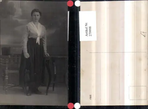 279998,Foto AK Frau m. Bluse Rock Kette Ring Säckchen Tisch Stuhl Sessel