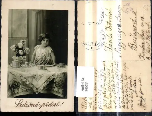 300733,Kind Mädchen a. Kaffeetisch Kuchen Rosentopf Blumen Sredecne prani