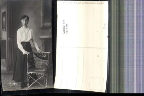 303449,Foto Ak Frau Portrait stehend b. Stuhl pub Linus Ofner Amstetten