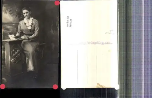 303470,Foto Ak Frau Portrait sitzend a. Mauer Lesen Buch pub Josef Kopplinger Neumarkt Rett