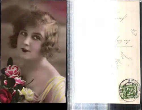 309300,Frau m. Roten Lippen Portrait Blumen Rosen