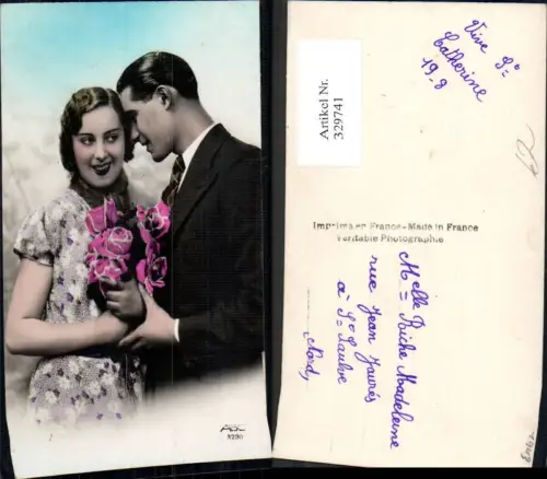 329741,Foto Ak Verliebter Blick Liebe Paar Strauß Rosen Blumen