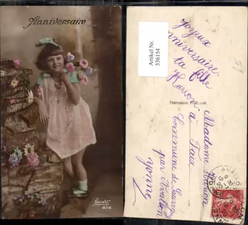 336154,Kind Kinder Mädchen Kleid Schleife i. Haar Blumen Blumenstrauß