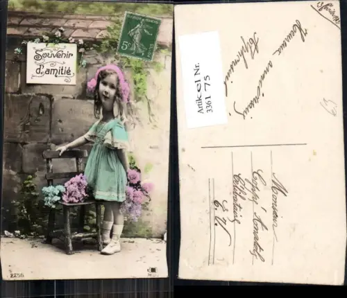 336175,Kind Kinder Mädchen Kleid b. Stuhl stehend Blumen Souvenir d amitie