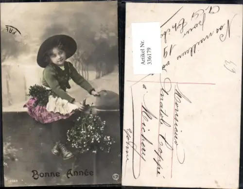 336179,Kind Kinder Mädchen a. Mauer sitzend Hut Misteln Bonne Annee