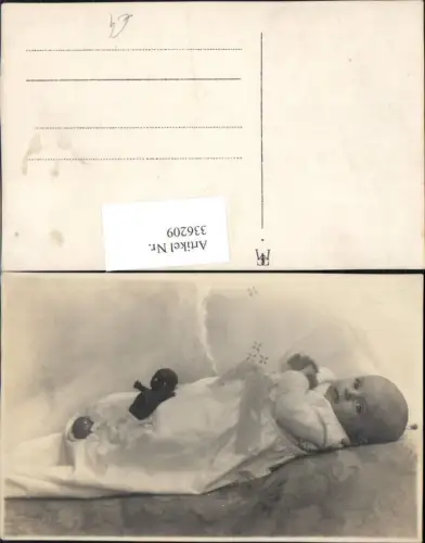 336209,Foto Ak Kind Kleinkind Baby m. Puppe Rassel Spielzeug