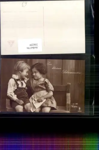 336259,Foto Ak Kinder i. Tracht Lederhose a. Bank sitzend Ein kleiner Schwerenöter