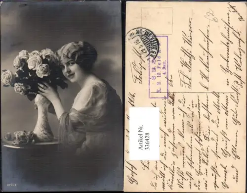 336428,Foto Ak Frau m. Blumen Rosen i. Vase