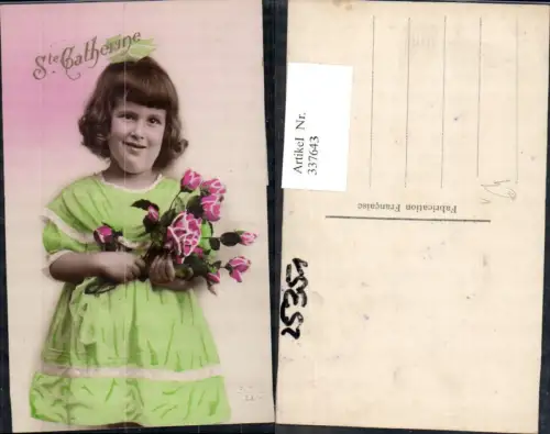 337643,Foto Ak Kind Mädchen Kleid Haarschleife Rosenstrauß Blumen St Catherine pub REX 1364