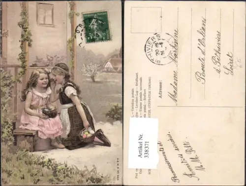 338371,Künstler Ak Kinder Mädchen flüstern u. lachen v. Haus Ostern Küken Ostereier