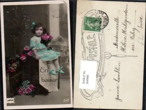 364960,Kind Mädchen Kleid Haarschleife Rosen Blumenstrauß