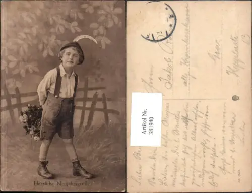 381940,Kind Bub Junge Lederhose Tracht Hut Blumenstrauß Neujahr