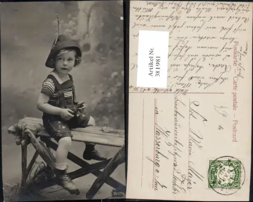 381981,Foto Ak Kind Bub Junge Lederhose Hut Tracht sitzt auf Holzbank