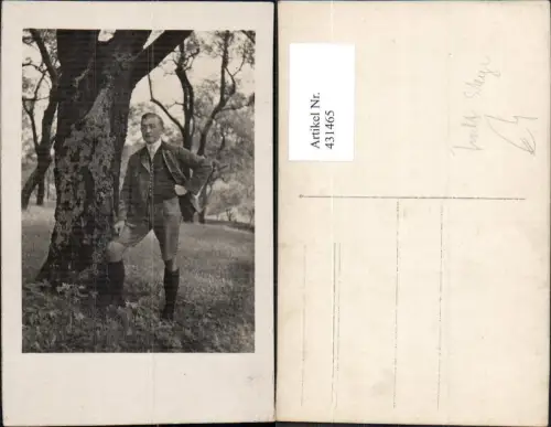 431465,Foto Ak Mann in Anzug Tracht Steyr Lederhose b. Baum stehend Passepartout