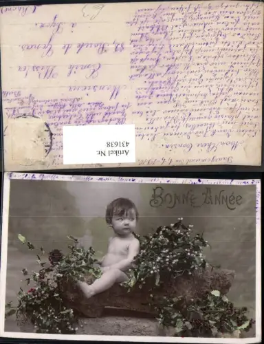 431638,Kind nackt sitzt a. Stein Baumstamm Misteln Bonne Annee