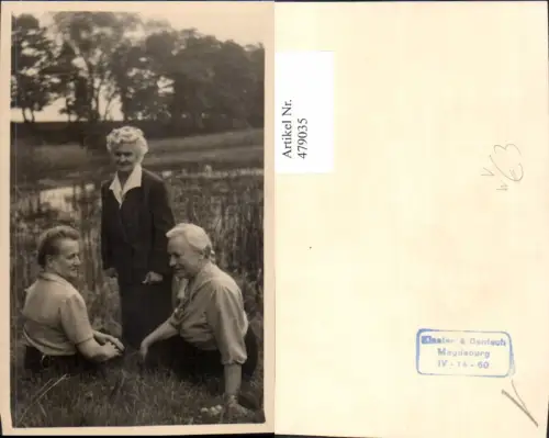 479035,Foto Ak Drei ältere Frauen a. Teich Landschaft pub Klesler e Gentsch Magdeburg