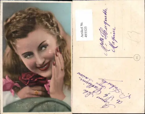 493525,Frau Lockenkopf Zopf Rote Fingernägel Blumen Ring