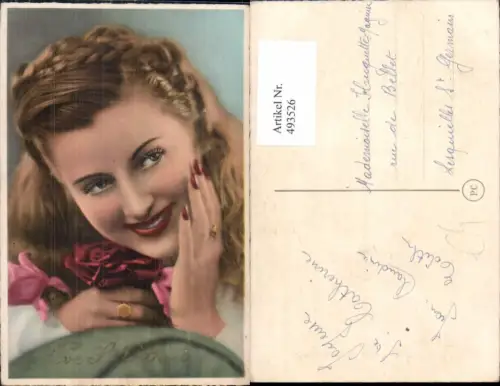 493526,Frau Lockenkopf Zopf Rote Fingernägel Blumen Ring