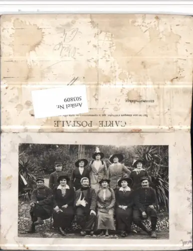 503809,Foto AK Gruppe Frauen m. Hüten Soldaten Pfeife