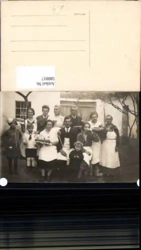 580817,Gruppenbild Familie m. Kuchen Essen v. Haus