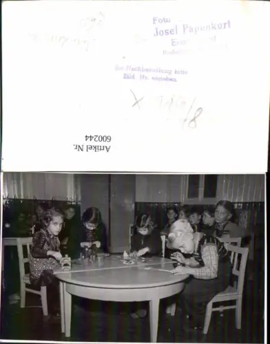 600244,Foto Ak Kinder m. Holzspielzeug Bauklötze Holzperlen Kindergarten pub Josef Papenkort Essen