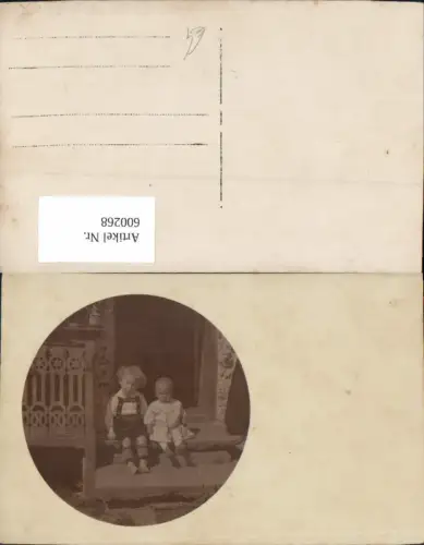 600268,Foto Ak Kind Kinder b. Haus sitzend Lederhose Passepartout