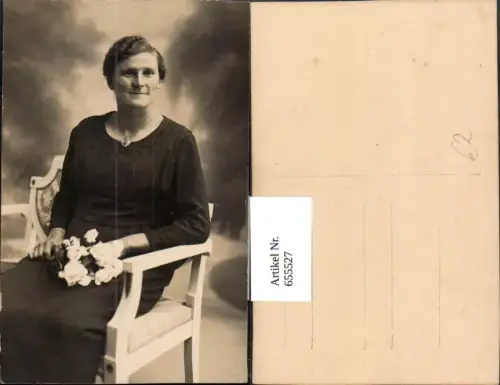 655527,Foto Ak Frau auf Stuhl sitzend Rosen Blumen Halskette Schmuck