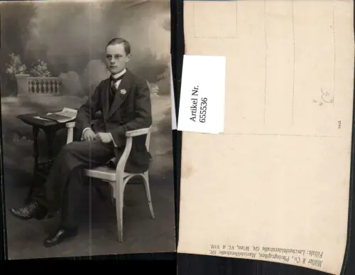 655536,Foto Ak Mann in Anzug Brille Lesen pub Müller Co Wien