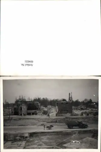 604031,Foto WK 2 Kriegsschäden zerstörte Stadt Zerstörung LKW Oldtimer