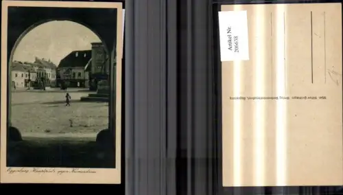 206638,Eggenburg Hauptplatz geg. Kremserstrasse Ansicht m. Torbogen i. Vordergrund Personen Kutsche Brunnen