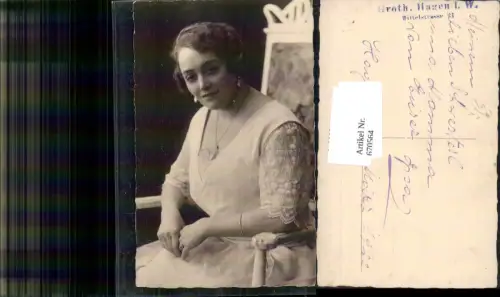 670564,Foto Ak Frau sitzend Portrait Schmuck Mode pub Groth Hagen i. W.