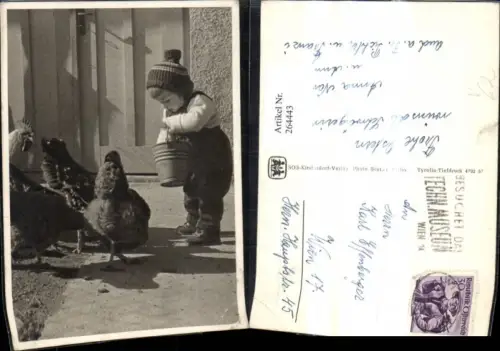 264443,SOS Kinderdorf Kind Bub Junge b. Hühnerfüttern Hühner Hahn Kübel