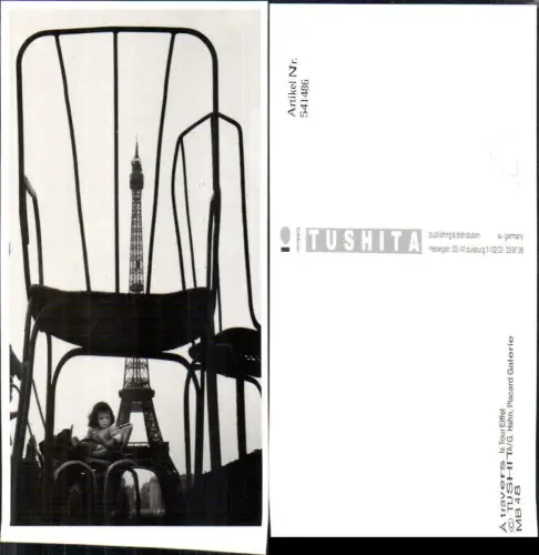 541486 France Fotokunst G. Hahn A travers la Tour Eiffel Paris Mädchen Stuhl i. Vordergrund