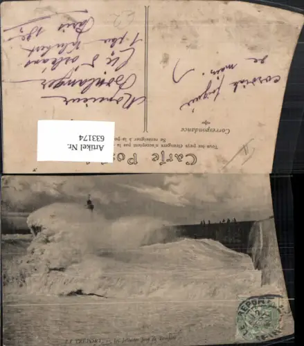 633174,Le Treport La Jetee un Jour de Tempete Brandung Leuchtturm France