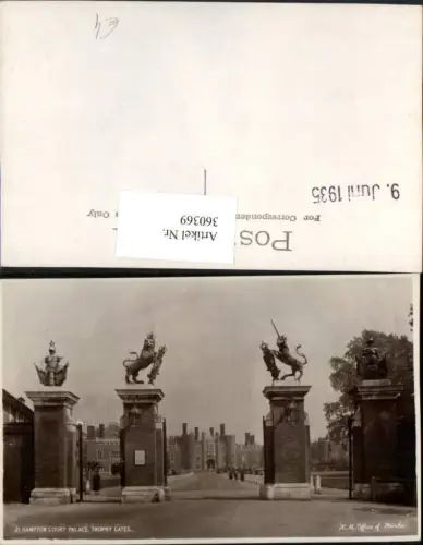 360369,Hampton Court Palace Trophy Gates Schloss Eingang Statuen