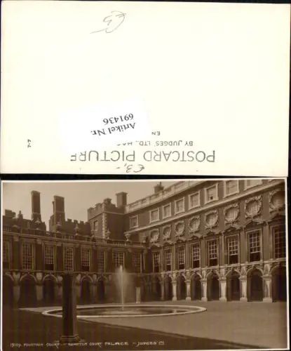 691436 England Fountain Court Hampton Court Palace London