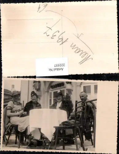 222557,Foto AK Trentino Meran Frauen m. Mann b. Tisch Casino 1937